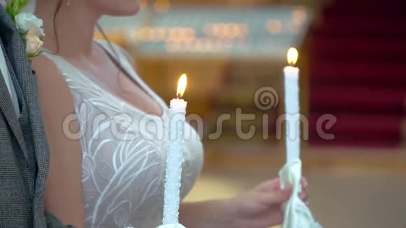新娘在教堂里拿着蜡烛视频的预览图