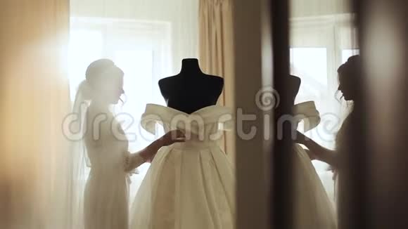 结婚的早晨新娘准备视频的预览图