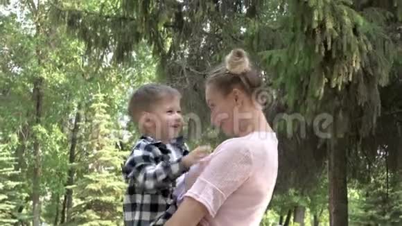 一位快乐的年轻母亲怀里抱着一个活泼爱笑的婴儿他们抱着头抱着头靠在背景上视频的预览图