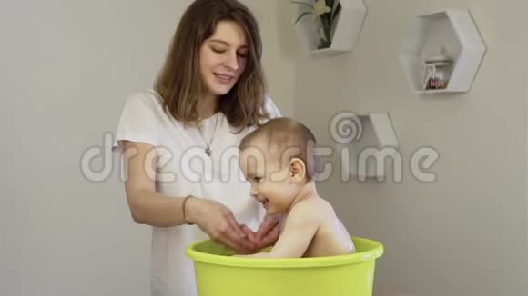 妈妈给她女儿洗澡视频的预览图