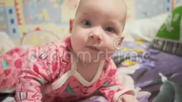 婴儿五个月孩子的视频视频的预览图