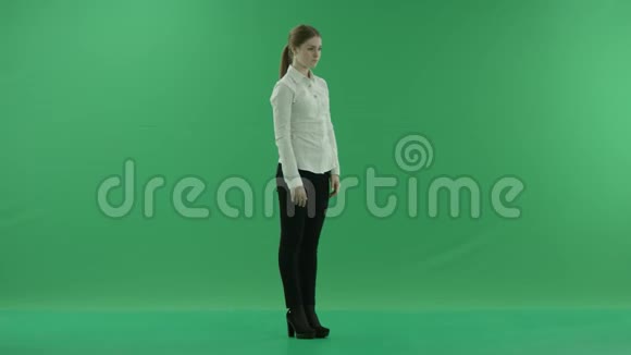 女人的拇指朝下她穿着正式的衣服白色衬衫和黑色裤子女士站在中间视频的预览图