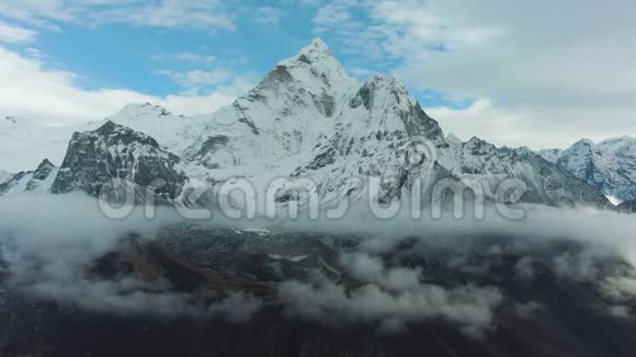 南阿尔桑峰上的人看着阿玛达布拉姆山喜马拉雅山尼泊尔鸟瞰图视频的预览图