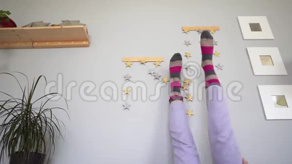 拉格姆或休格概念女性双腿穿着漂亮的多色袜子在灰色的墙壁上的阁楼公寓特写视频的预览图