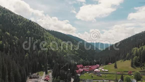 山上一个村庄的俯视图日出喀尔巴阡山脉视频的预览图