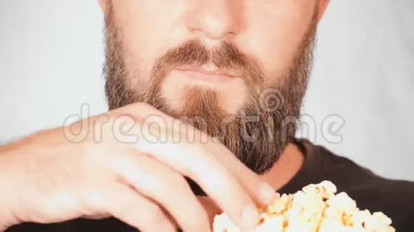 肖像男吃爆米花视频的预览图