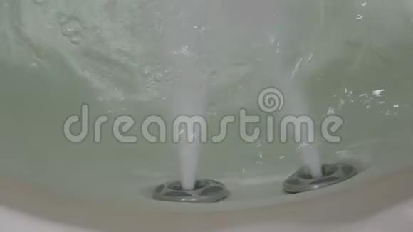 按摩浴缸里有强大的水流视频的预览图