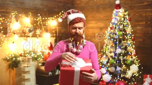 为穿圣诞老人服装的留胡子的男人特写肖像新年礼服新年时尚服装表达和人视频的预览图