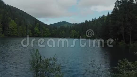 喀尔巴阡山湖景锡尼维尔旅游地视频的预览图