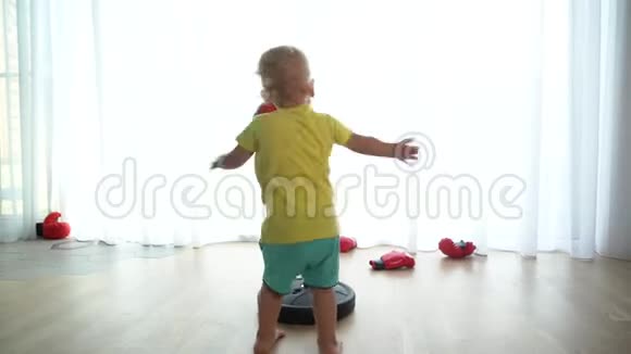 有趣的小男孩在家打拳击梨万向节运动视频的预览图
