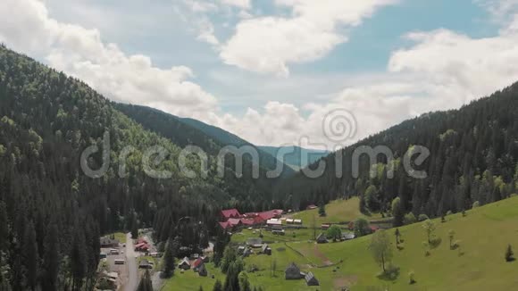 山上一个村庄的俯视图日出喀尔巴阡山脉视频的预览图