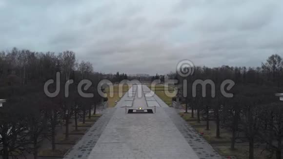 Piskaryovskoye纪念公墓从上面可以看到全景空中视频的预览图