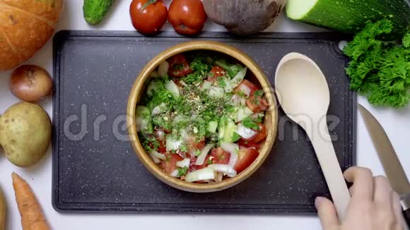 盘子里的蔬菜混合视频视频的预览图