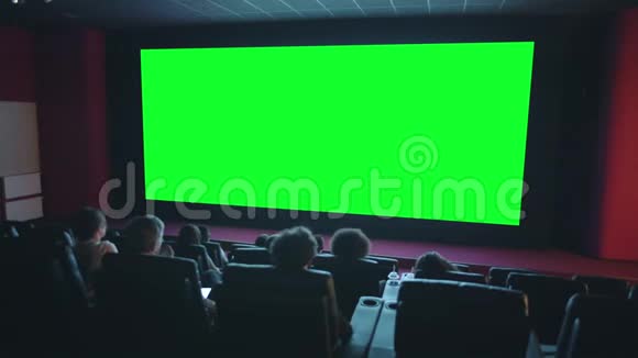 慢镜头观众拍手看绿色关键影院屏幕视频的预览图