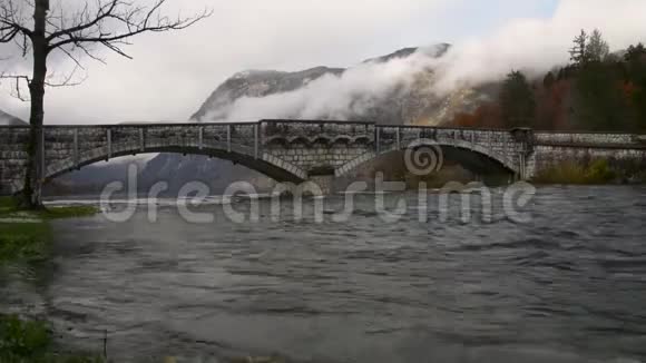 秋日阿尔卑斯山山谷中的时光流水视频的预览图