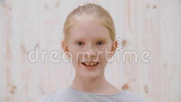 肖像微笑女孩少年看镜头在灯光工作室近脸快乐少年少女笑白视频的预览图