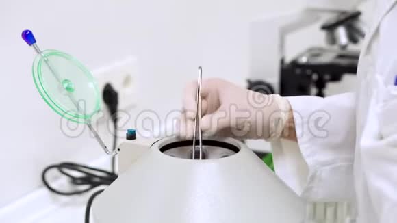 现代实验室设备用离心机进行验血和医生手戴手套取出试管视频的预览图