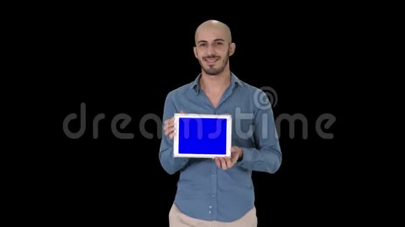 一位走着展示平板电脑的阿拉伯人展示了阿尔法频道视频的预览图