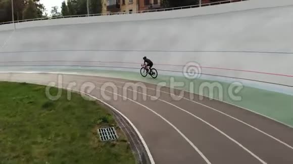 运动自行车女孩在赛道自行车训练在天鹅绒场有魅力的女人骑着自行车骑在自行车赛道上奥地利视频的预览图