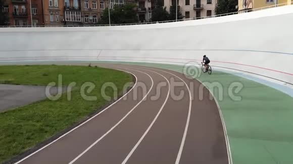 年轻有吸引力的女性自行车运动员在维罗德里骑自行车赛道上戴头盔的活泼女孩女子骑自行车学习视频的预览图