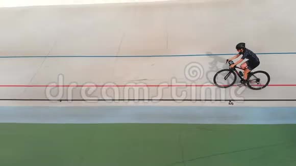 近距离观看年轻的女性骑自行车在维罗德里有吸引力的自行车女孩训练在自行车赛道关闭视野体育运动视频的预览图