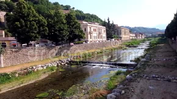 放松的城市河流视频的预览图