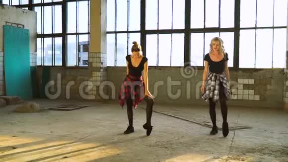 在老厂房里的漂亮舞者视频的预览图