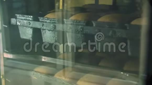 面包是用烤箱里的模子烤的视频的预览图