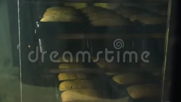 面包是用烤箱里的模子烤的视频的预览图