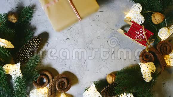 丈夫送给妻子一份新年礼物放在桌子上放着节日玩具和装饰品云杉和松木视频的预览图