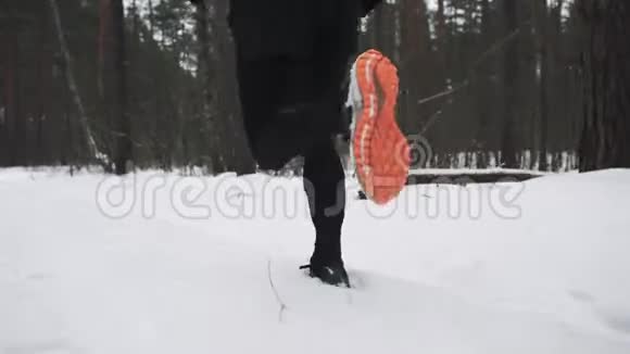 在铁人三项赛前穿运动服装的跑步男子冬季运动概念视频的预览图