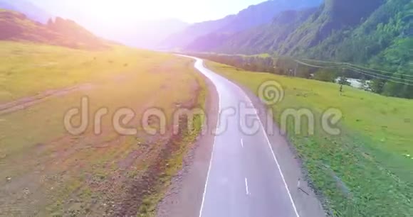 飞越山地沥青公路公路和草地视频的预览图