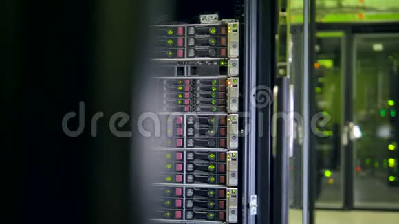 现代数据中心的大型服务器机架互联网技术概念4K视频的预览图