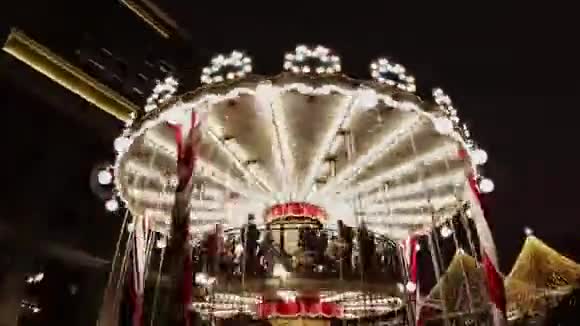 明亮的旋转木马与灯卷儿童时光流逝圣诞夜视频的预览图