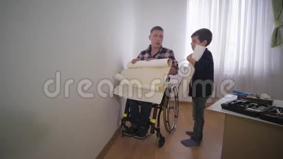 公寓维修爱心老人残疾人轮椅残疾人与爱子选择房间壁纸关系视频的预览图