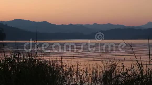 在黄昏时分与山一起观赏湖景视频的预览图