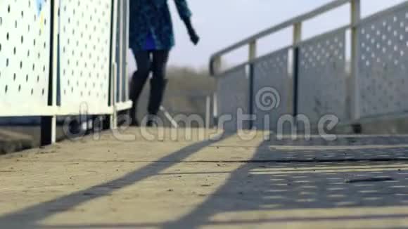 女人在路上靴子视频的预览图