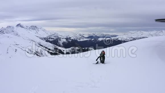 滑雪板把滑雪板放在雪坡上在冬天的山上无人驾驶飞机上观看视频的预览图