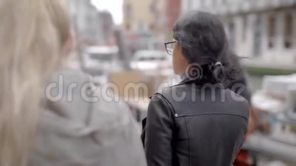 夏天两位年轻迷人的女士在欧洲城市散步视频的预览图