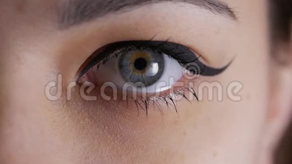 眼睛虹膜收缩女性蓝眼瞳孔扩张视频的预览图