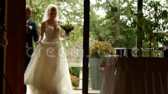 新娘和新郎进入餐厅视频的预览图