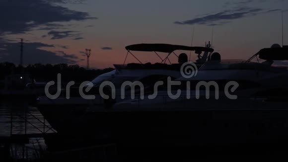 日落时码头上有船或游艇伟大的一天的结束游艇视频的预览图