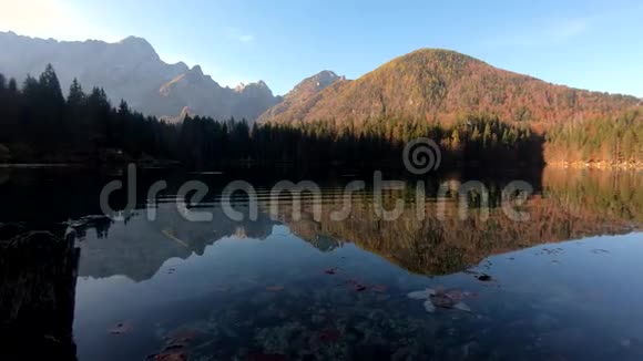 左卡车低角度拉吉迪富辛湖与阿尔卑斯山的倒影视频的预览图