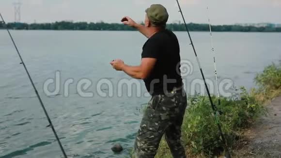 渔夫为钓鱼挂钟视频的预览图