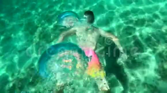 年轻学生适合男子在水下游泳夏天玩得开心视频的预览图