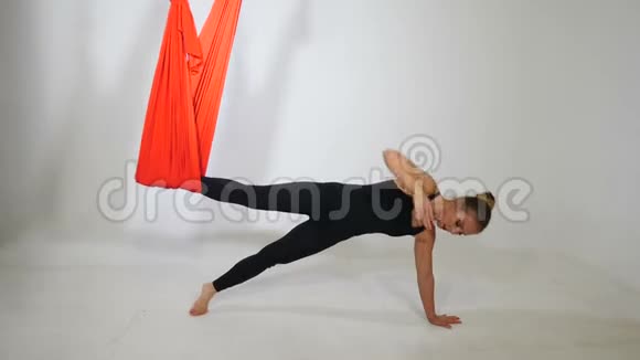 运动健康生活方式理念穿着黑色运动服做飞行瑜伽伸展运动的漂亮年轻女子视频的预览图