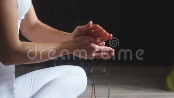 冥想女性坐在床上放松吸烟禁锢瑜伽棒视频的预览图