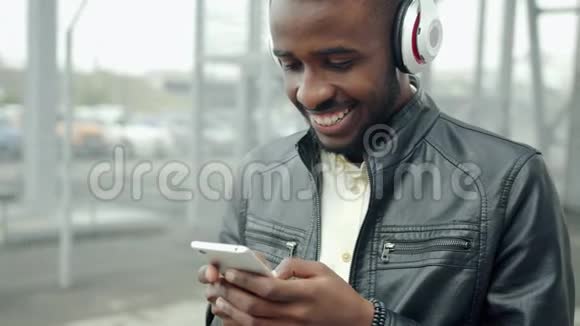 非洲裔美国人耳机耳机能触摸到外面的智能手机屏幕视频的预览图