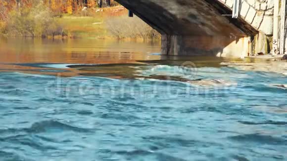 在秋天的季节靠近石桥下流动的水水上有山的倒影斯洛文尼亚视频的预览图