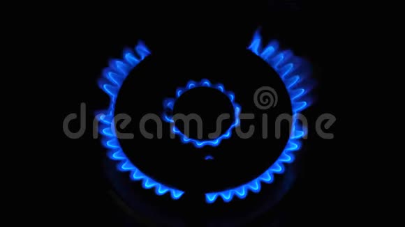 黑色背景上的煤气炉蓝色火焰打开煤气开关视频的预览图